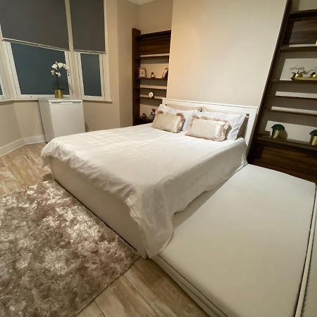 Private Rooms In Excellent Family House ,Zone 2 Londra Esterno foto