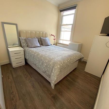 Private Rooms In Excellent Family House ,Zone 2 Londra Esterno foto