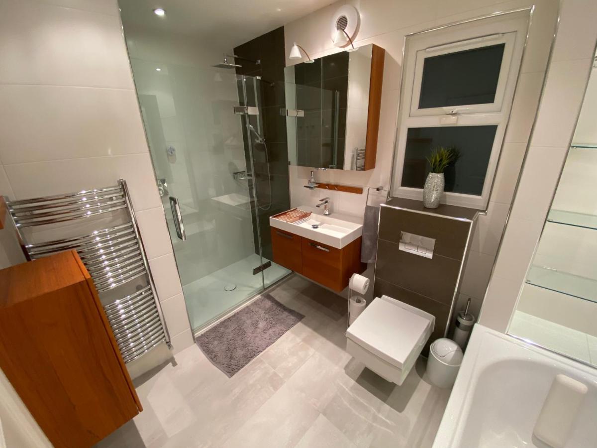 Private Rooms In Excellent Family House ,Zone 2 Londra Esterno foto