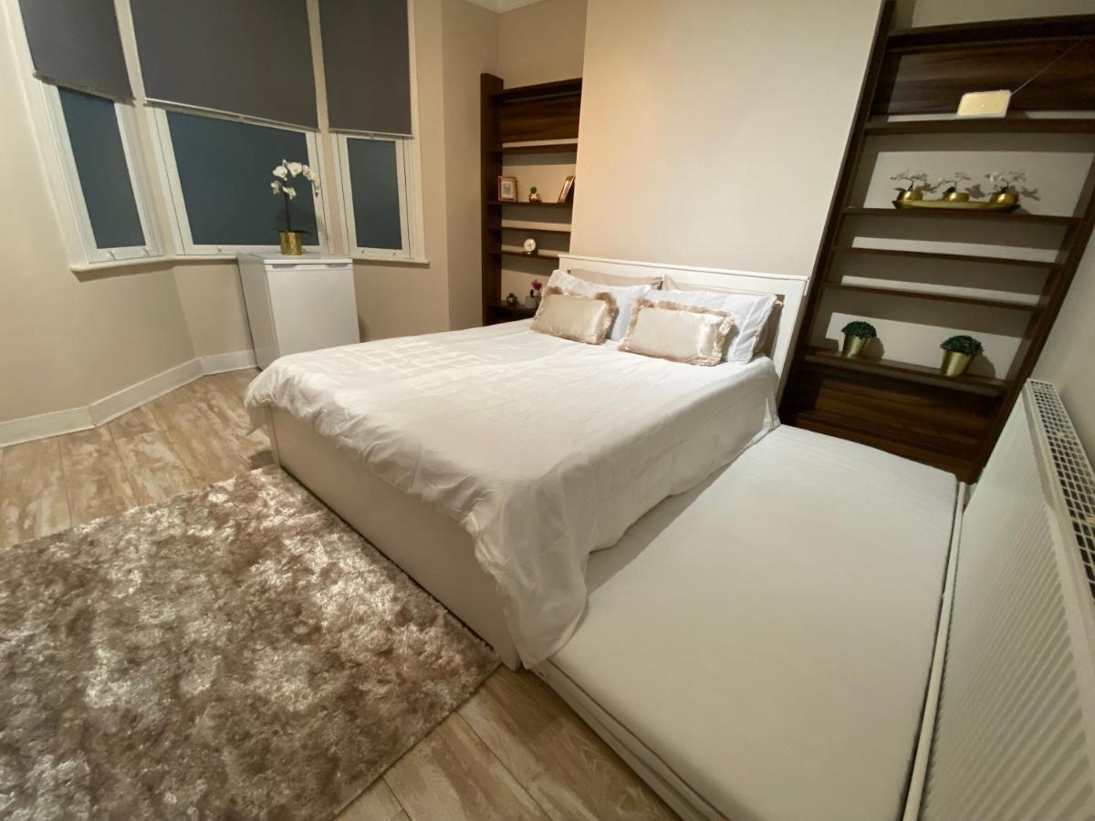 Private Rooms In Excellent Family House ,Zone 2 Londra Esterno foto