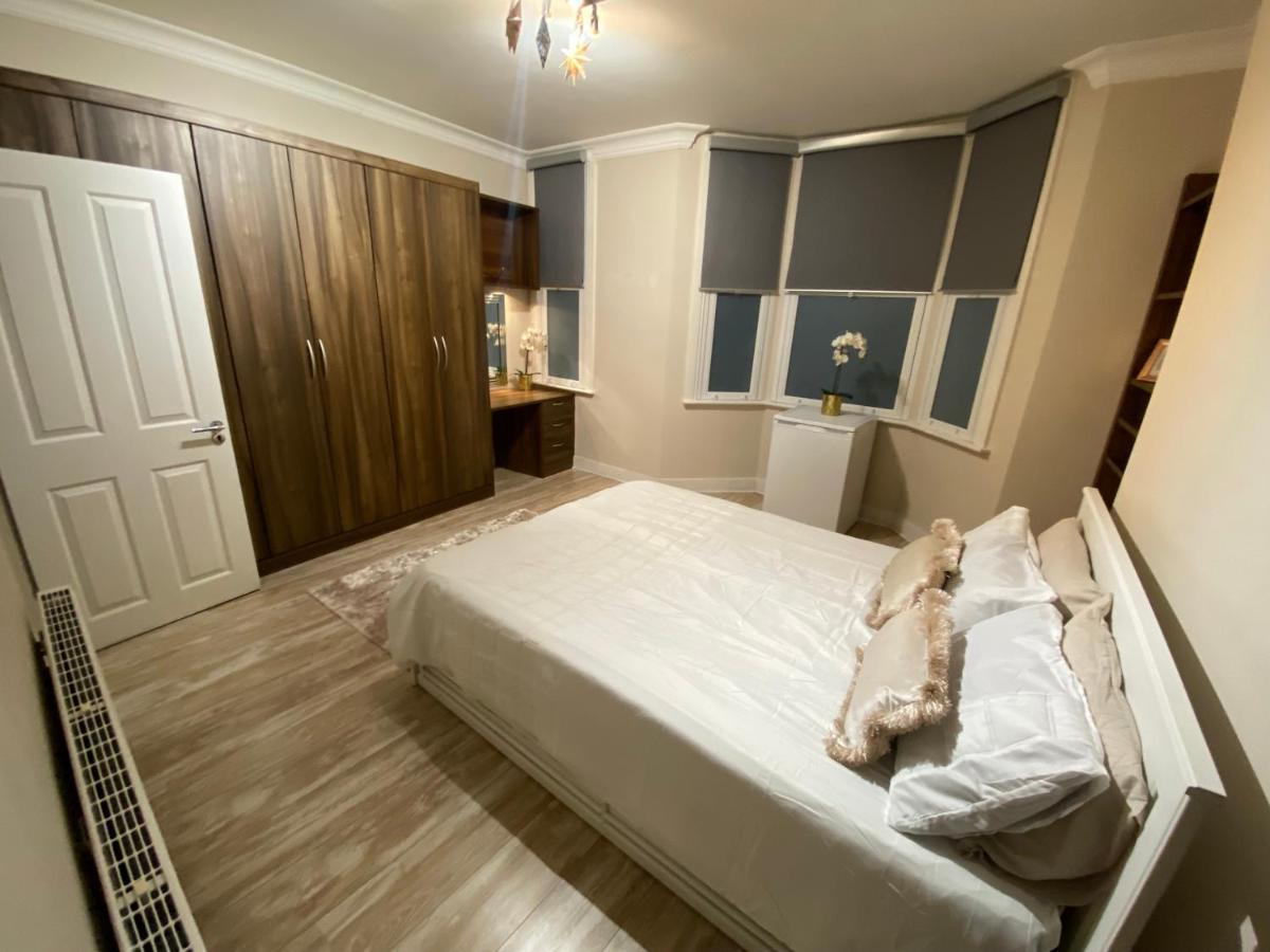 Private Rooms In Excellent Family House ,Zone 2 Londra Esterno foto