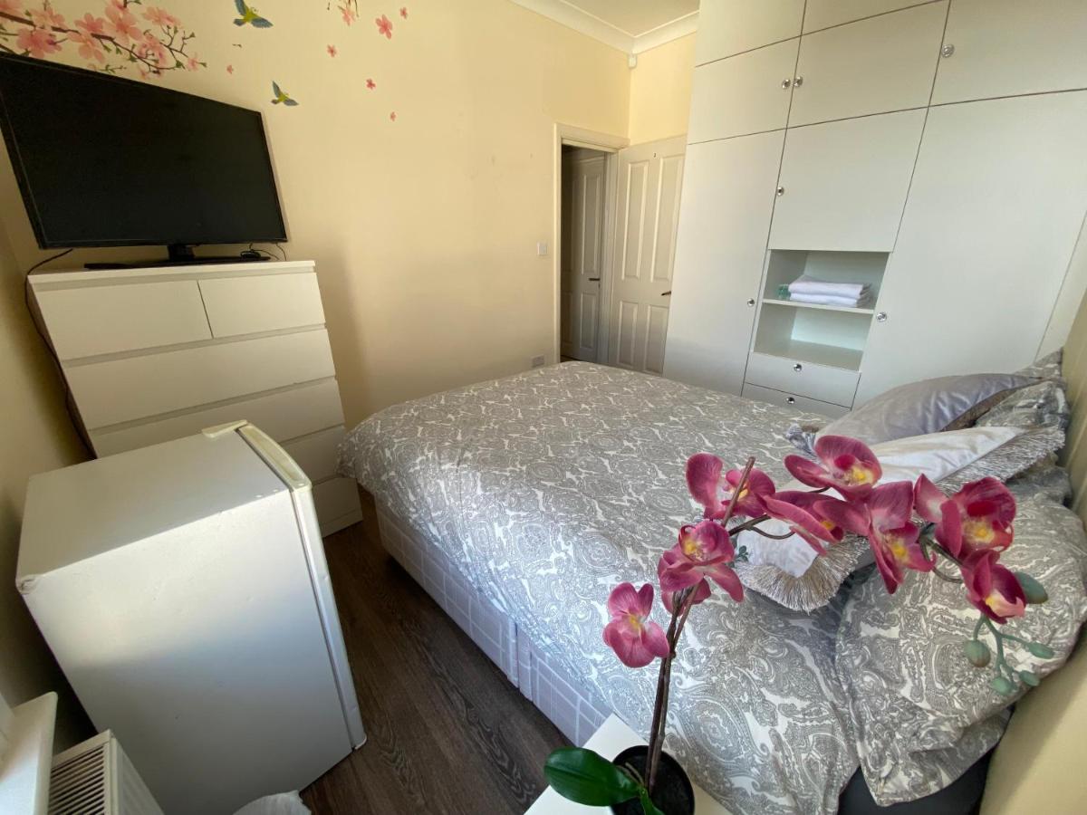 Private Rooms In Excellent Family House ,Zone 2 Londra Esterno foto