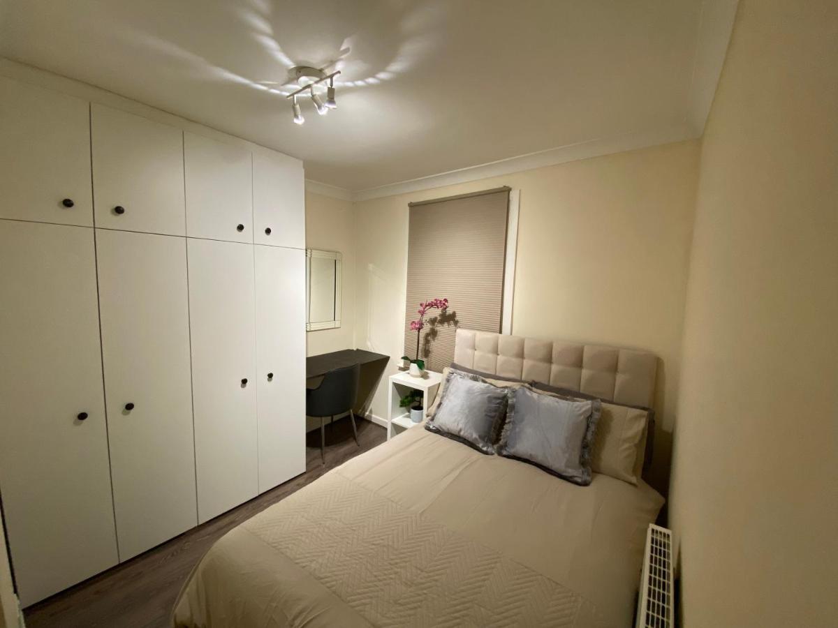 Private Rooms In Excellent Family House ,Zone 2 Londra Esterno foto