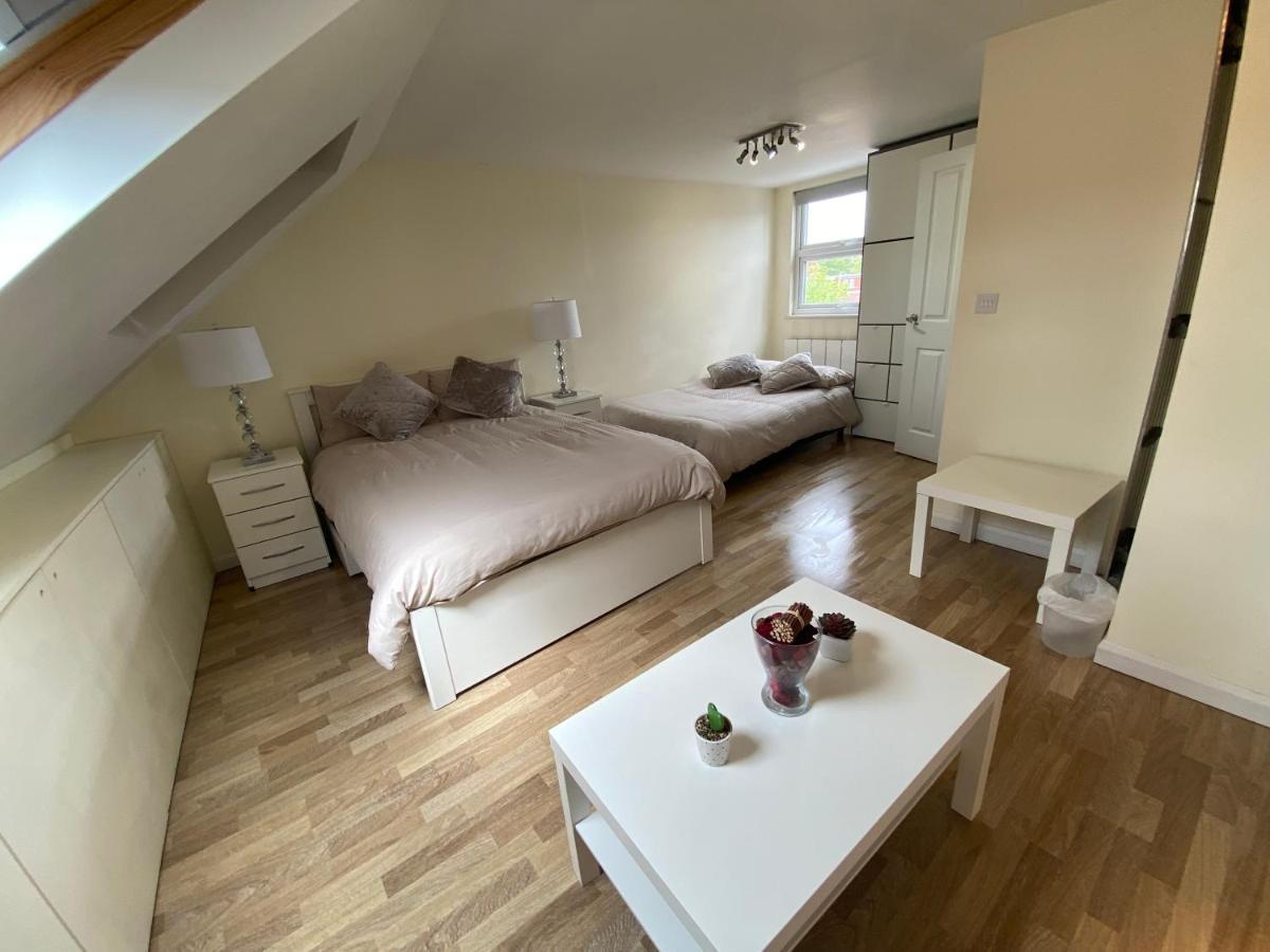 Private Rooms In Excellent Family House ,Zone 2 Londra Esterno foto