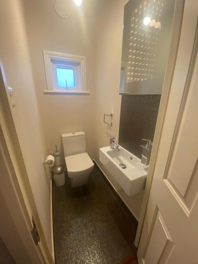Private Rooms In Excellent Family House ,Zone 2 Londra Esterno foto