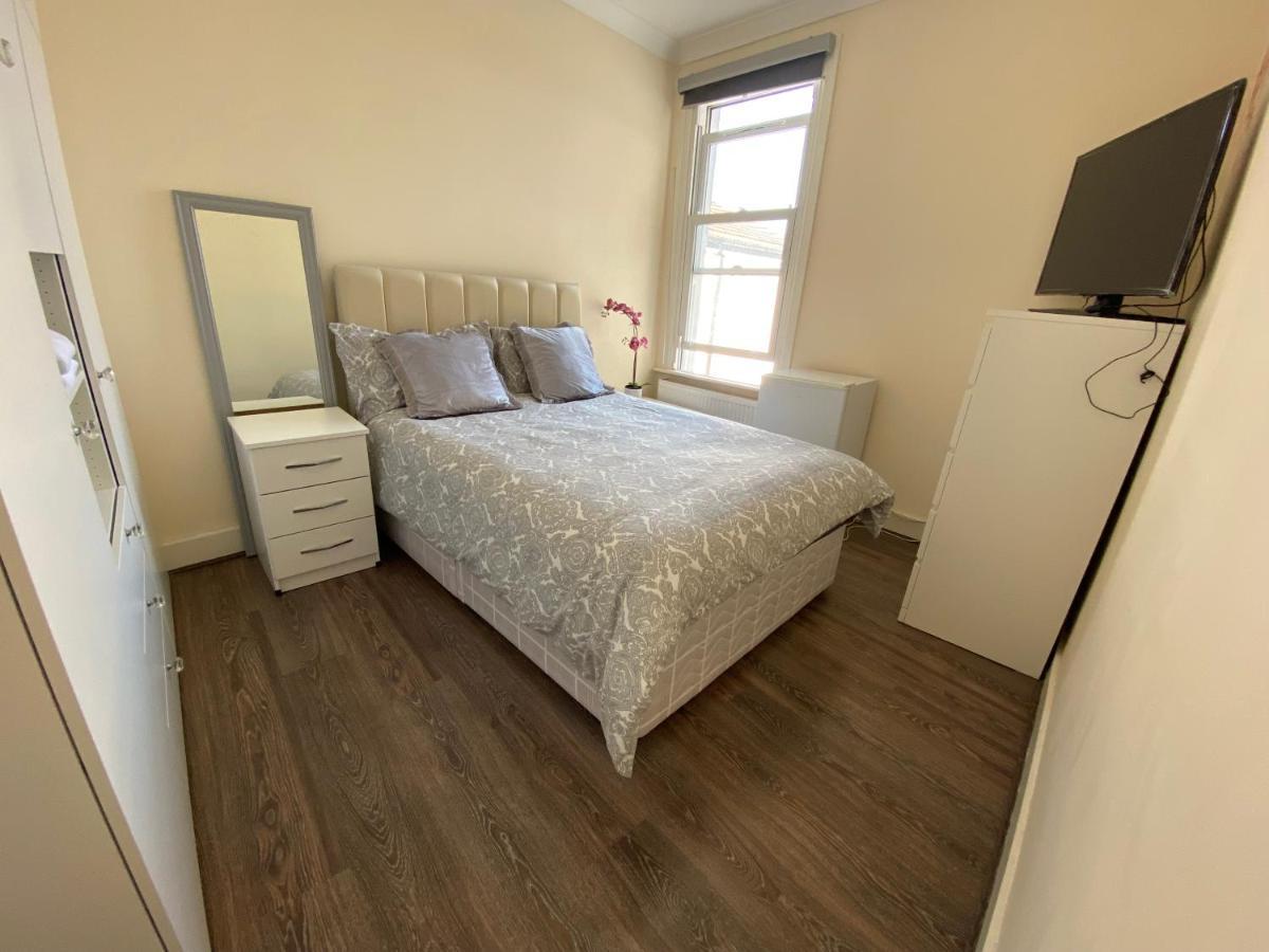 Private Rooms In Excellent Family House ,Zone 2 Londra Esterno foto
